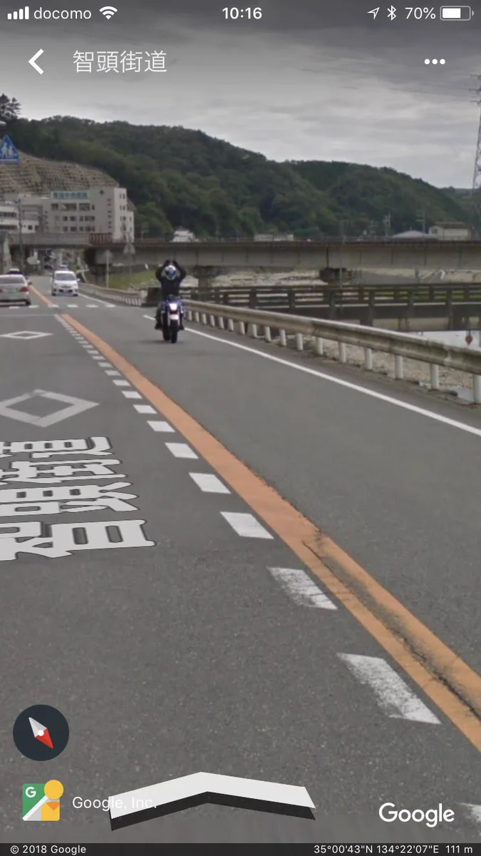 Googleストリートビュー撮影車を見つけ、嬉しそうなバイク乗りの男性w