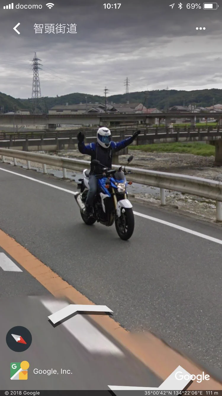 Googleストリートビュー撮影車を見つけ、嬉しそうなバイク乗りの男性w