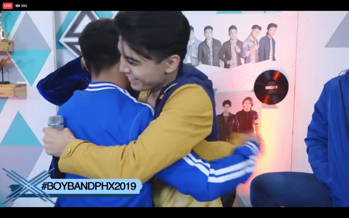 Russniel_REXGel's tweet photo. @Russniel_REXGel  @boyband_russell  @boyband_nielm  #BOYBANDPHX2019  Russniel IS LIFE ANG sweet ng 2 noong sabado   💙💙💚💚💚💙push pa more russniel https://t.co/HeCsqOqM1B