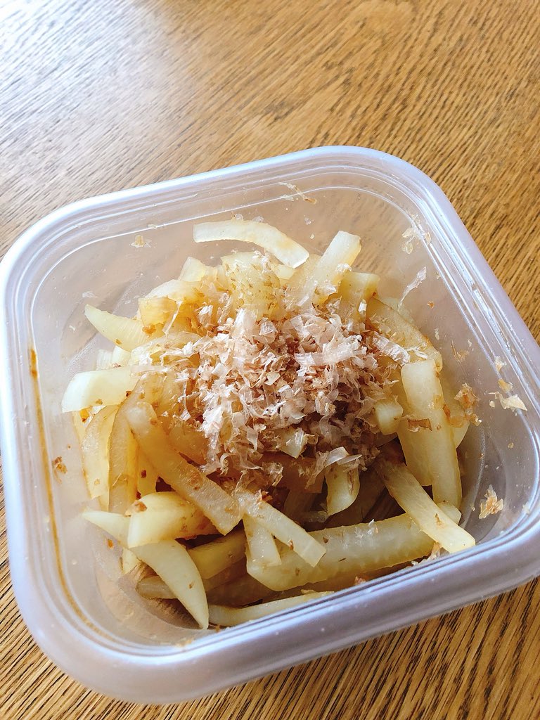 つくりおき食堂まりえ 簡単糖質オフ ポリポリ美味しい大根のおかか和え 大根1 3本は細長く切って5分チン 水分を捨て醤油鶏ガラスープごま油で和えて最後に鰹節をふりかけて完成 サッパリ味の糖質ひかえめ常備菜です 食事時間が夜遅くなりがちな方 今年