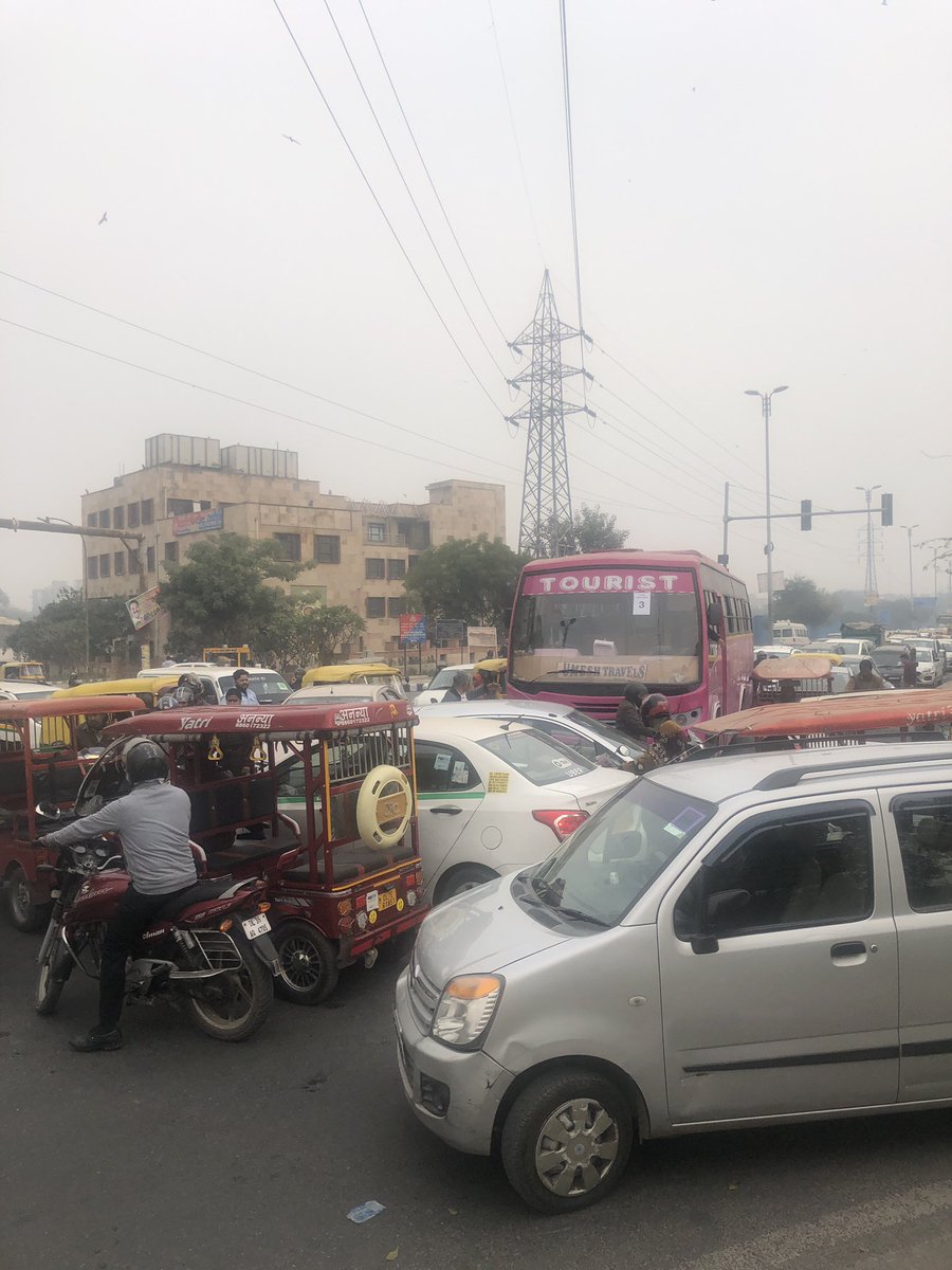 AppicMedia's tweet photo. Dead lock near holiday inn mayur vihar @dtptraffic https://t.co/ZHZwo2SFxo