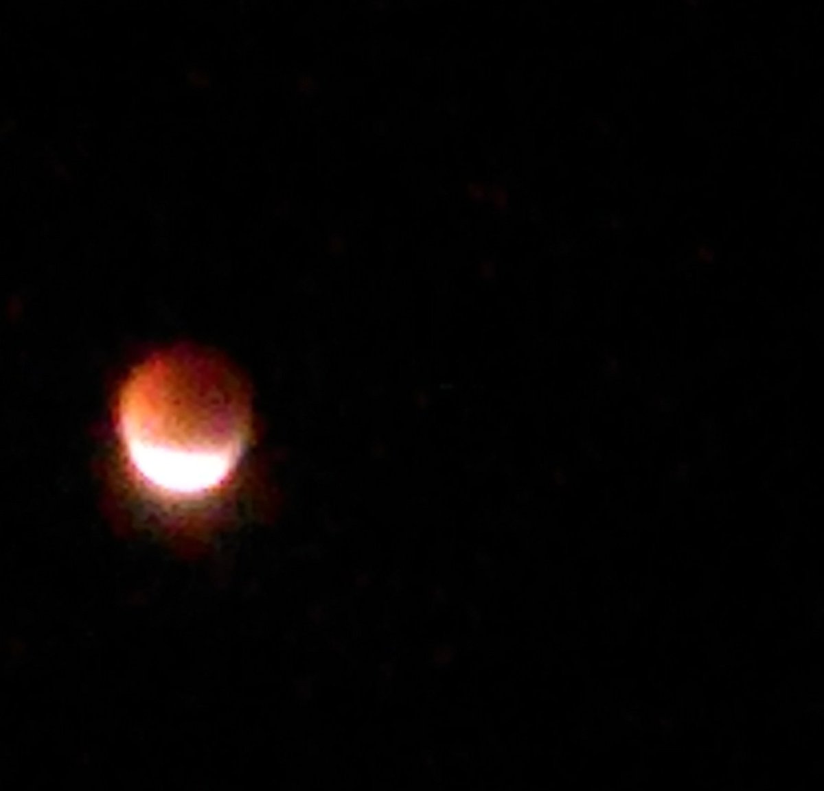Gabi_Fortess's tweet photo. a foto não tá lá essas coisas de bonita, mas essa lua tá maravilhosa!   #EclipseLunar https://t.co/shnpimEXSV