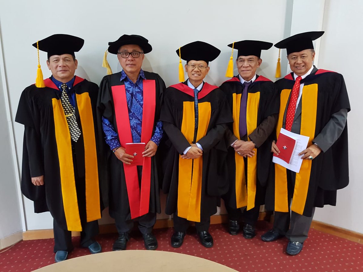 PriyambudiS's tweet photo. It's fantastic to be one of the examiners for Dr Mona Adha @adha_mona @upiofficial. He was a Visiting Guest in 2016 @jembatantweets working with all of us to deepening the people to people links in #Adelaide #SouthAustralia @SRaneskold @Flinders @DubesAustralia #OzIndo https://t.co/1rIgjMXgsC