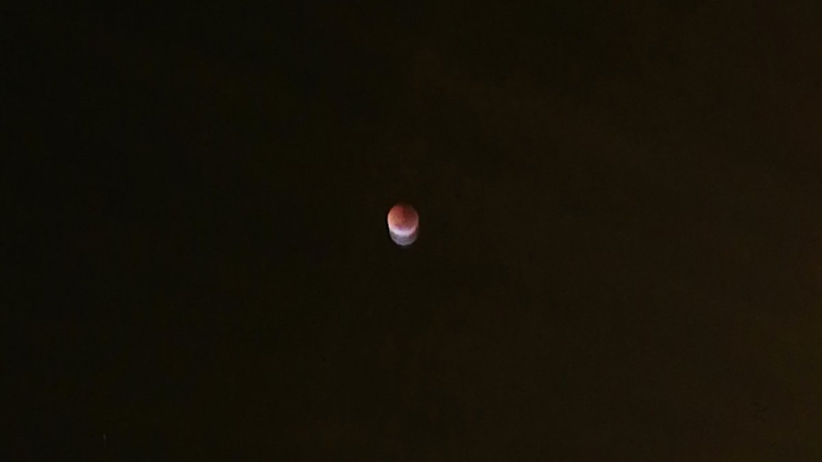 niightvante's tweet photo. Que hermosos son los eclipses😍
#EclipseLunar 

La cámara de mi celular es mala, perdón🙏🏼 https://t.co/MYeWidS3dX