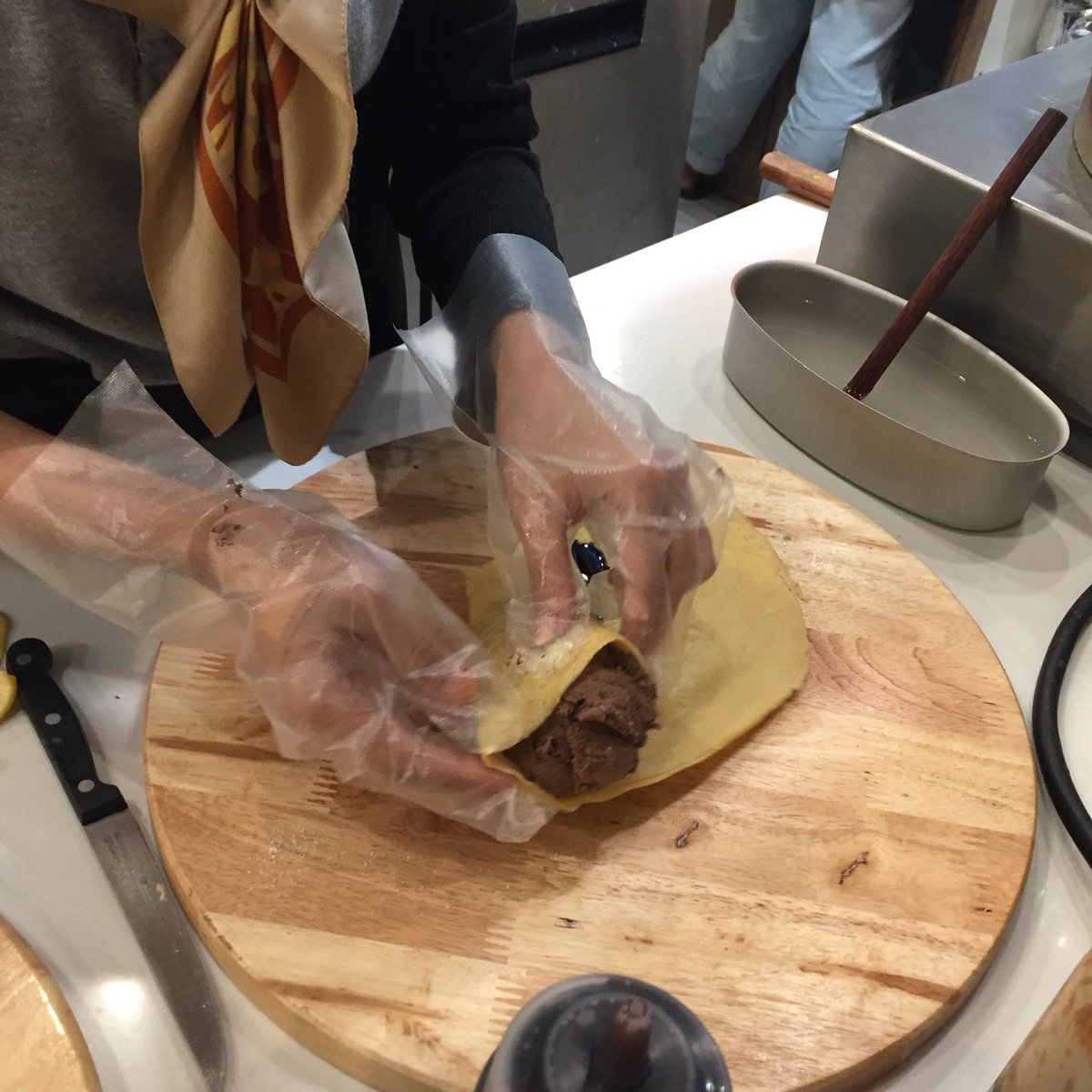 pokkong_'s tweet photo. 🍫O-li-no Crepe&amp;Tea มาเปิดที่เซนทรัลปิ่นเกล้าแล้ว ลองเมนูกล้วยช็อค กล้วยหอมกับวิปครีมโรยด้วยช็อคและไอติมช็อคโกแลต ถือเป็นเมนูสายช็อคโกแลตไม่ควรพลาด เนื้อเครปแป้งนิ่มเข้ากันกับไส้ที่เลือกใส่เลย วิธีทานเหมือนเดิมเลย ตัก กัด ฉีก @aroii #อร่อยไปแดก https://t.co/KX6IttKFpp
