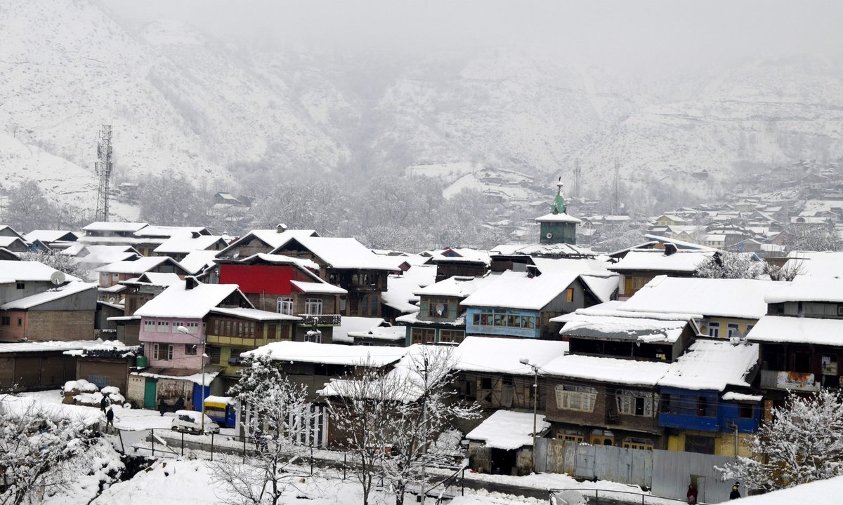ians_india's tweet photo. Fresh #snowfall started in the valley as the #Metforecast moderate to heavy #rain and snowfall across #JammuAndKashmir over the next two days till Wednesday. https://t.co/nIGavOBJoH