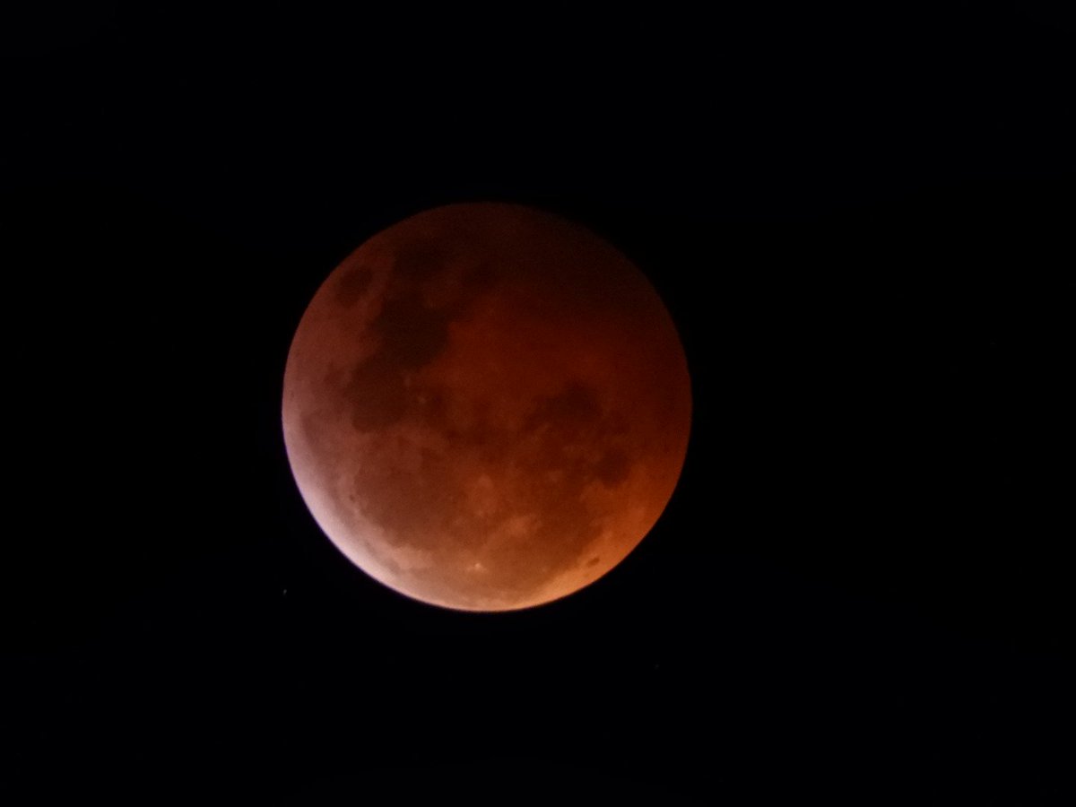gf_nadia's tweet photo. La última de noche porque hace mucho frío 😅 #Eclipse #EclipseLunar #EclipseTotaldeLuna #EclipseDeLuna #EclipseConSkyAlert @NikonMexico desde #Puebla https://t.co/dKgwggFCn4