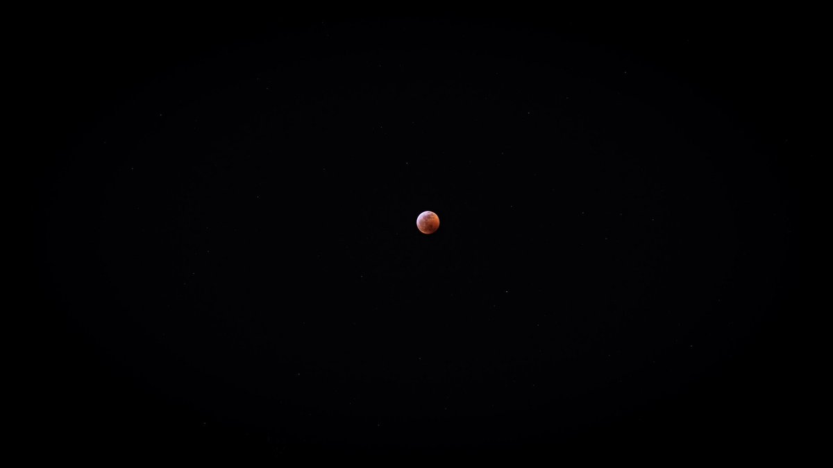The_Real_Kelso's tweet photo. Sunday Bloody Sunday #bloodmoon https://t.co/FPPGWu4Wqm