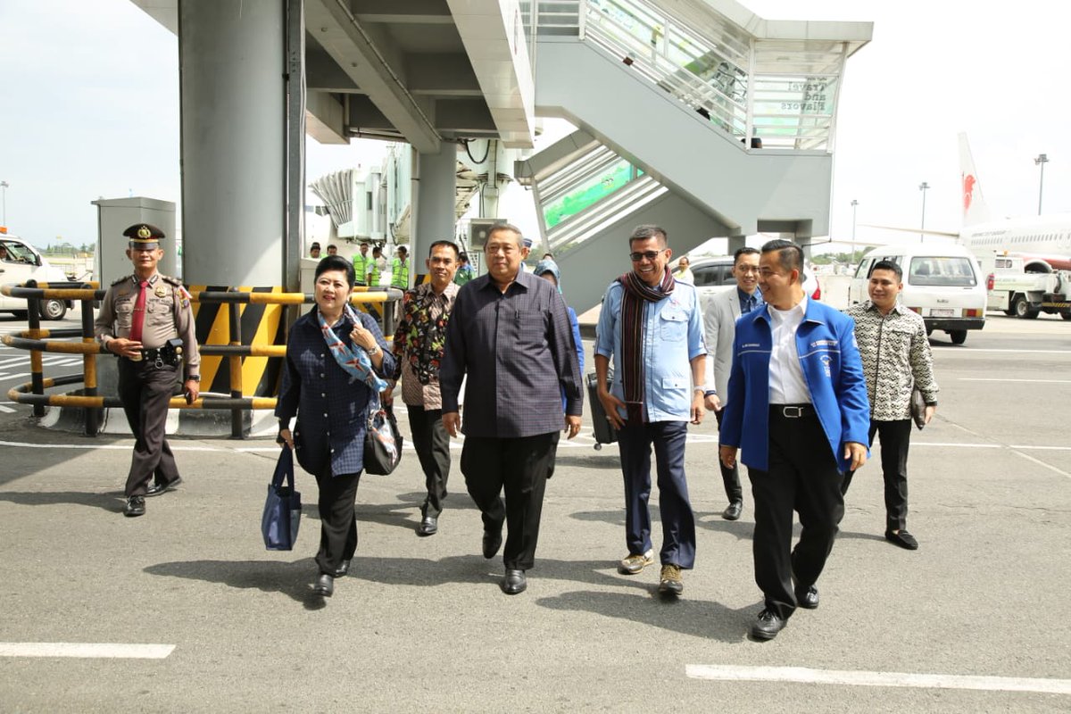 Demokrat_TV's tweet photo. Gelar Tour de Toba-Seulawah, SBY Sapa Masyarakat Sumut dan Aceh

https://t.co/hpY6SFTmUj

#DemokratS14P 
#SBYTourDeTobaSeulawah https://t.co/MAa6oM0YlM