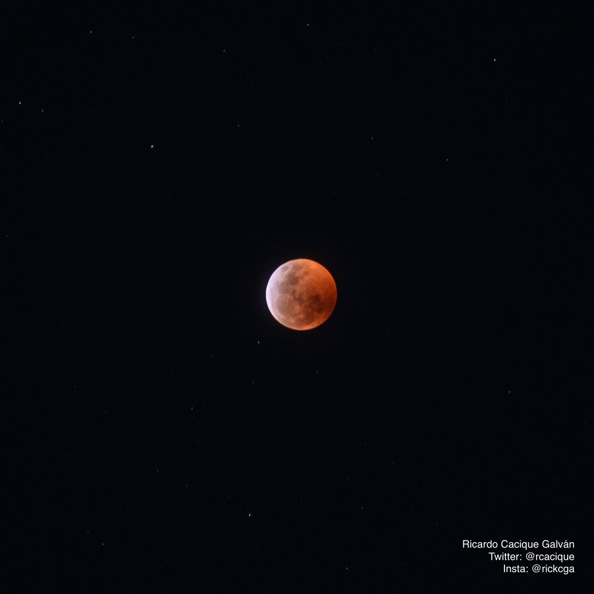 rcacique's tweet photo. Total lunar eclipse is underway! Super Blood Wolf Moon. Captured with 18-105mm. #eclipse #LunarEclipse https://t.co/RZ5NZDaSch