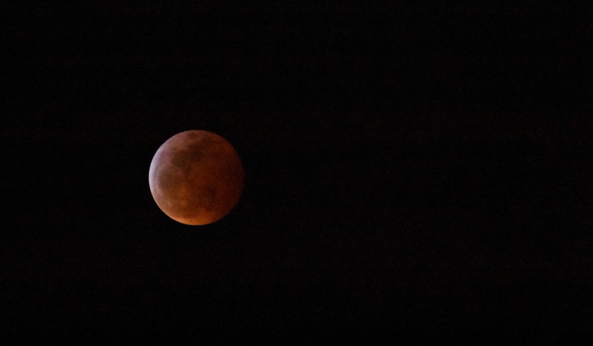 The super wolf blood moon appeared from time to time along the Central Coast between the clouds and rain showers. Wind gust nearly flipped over my tripod. Even so, the total lunar #eclipse was beautiful.  #CaWx