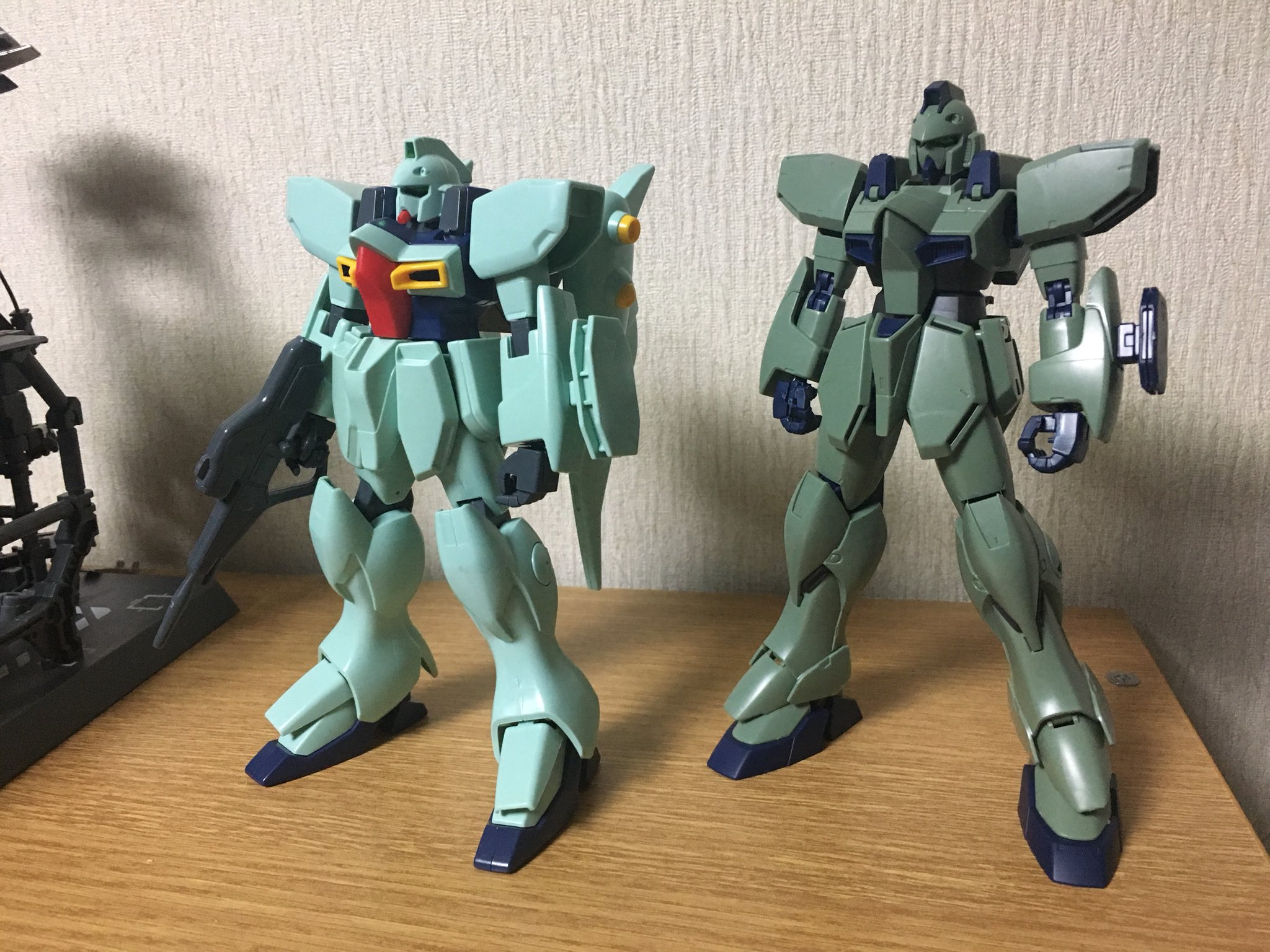 日羽工業 旧1 100ガンブラスターとre1 100ガンイージ組んだ 旧キットも発売当時としては良キットであろうことは間違いない 1000円だし が 25年以上の差があるため可動の面では勝負にならない 価格も3倍以上だし T Co Gdfeq6jktx Twitter