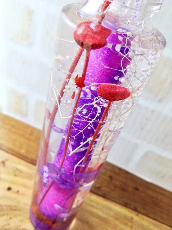 craftdemi01's tweet photo. 最近嬉しいメッセージを頂いたので、こちらのハーバリウムを改めて紹介致します。カラーサンドが縦に配置されている中々珍しいボトルだと思います✿
制作者としても特にお気に入りの作品ですので、是非一度見て頂けましたら嬉しいです！
https://t.co/3WO05kvc1r
#ハーバリウム #minne #ハンドメイド https://t.co/XsCZobwv0v