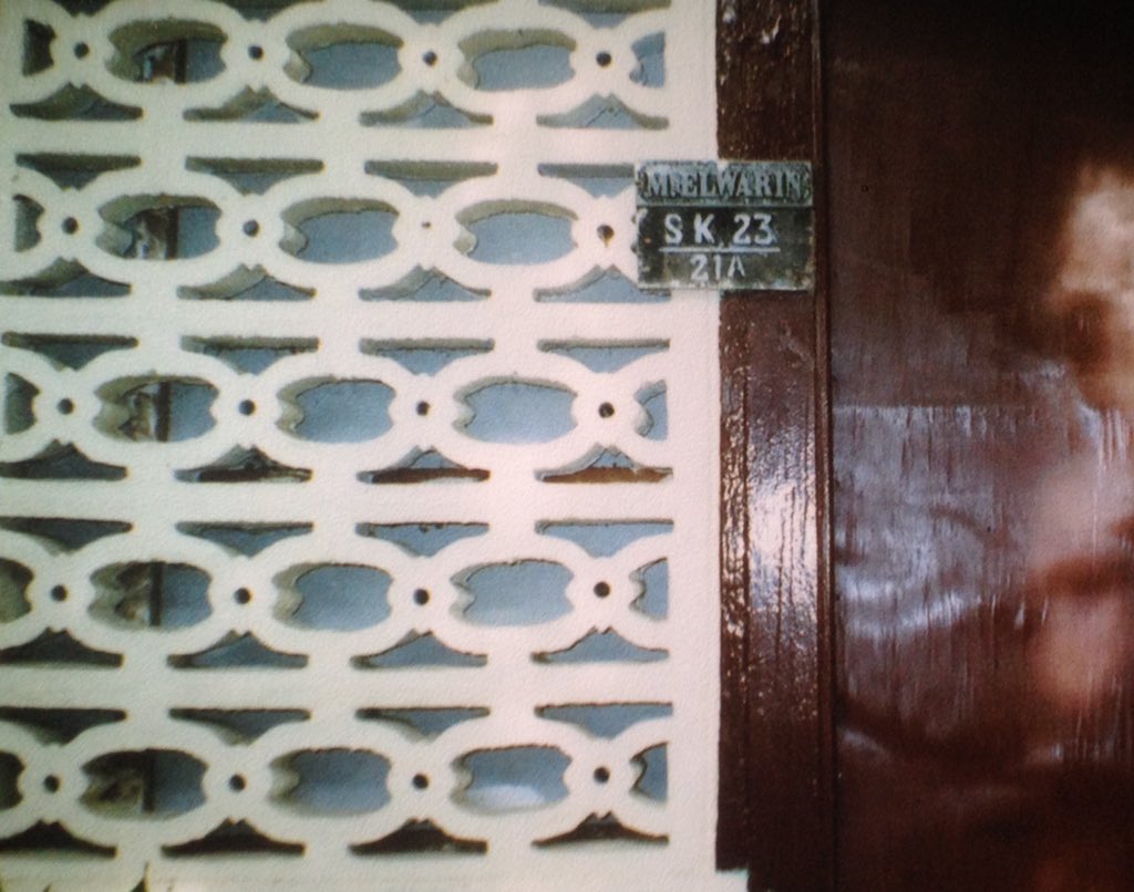 "Papan Nama Rumah"

Di dalam kamar mandi rumah ini, saya pernah duduk di atas kloset dan berdoa. Doa paling lama seumur hidup saya. Isi doanya pendek saja—yang saya ulangi berkali-kali: "Semoga Bapak kembali dengan selamat."

Oleh Theoresia Rumthe untuk #Memori20Maluku