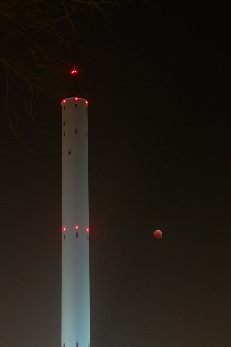 Grüße aus #Bremen vom #Fallturm @ZARM_de - #Mondfinsternis bzw. #Blutmond #mofi2019 . Wenn man kein Teleskop dabei hat, muss man eben die passende Umgebung richten ;) <a href="/bremen_de/">Stadt Bremen</a> - danke für den Platz auf dem Vorhof des <a href="/DLR_de/">DLR_de</a> Gebäudes
