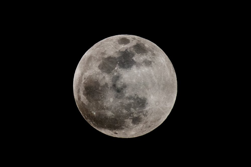 laurent_imagery's tweet photo. #FullMoon minutes before the #lunareclipse https://t.co/7UrNd0S2yJ