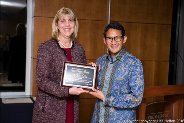 3.Tidak hanya itu di tahun 2016 Sandiaga menerima gelar Distinguished Research Professor Bidang Entrepreneurship dari George Washington University Amerika. Sungguh prestasi yang luar biasa. #Sahabatsandiuno