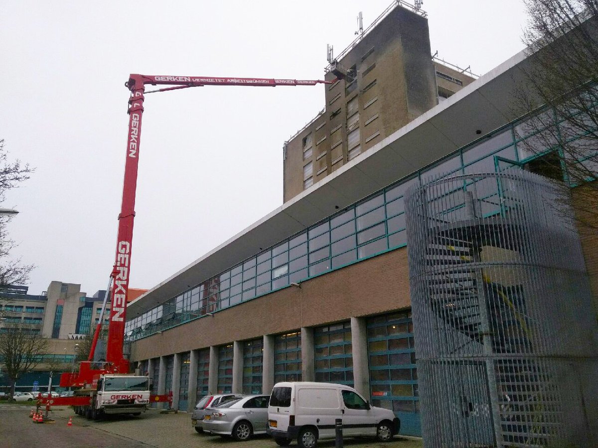 Het jaar goed begint goed voor #Gerken #hoogwerkers. In samenwerking met onze klant hebben wij twee #vrachtwagenhoogwerkers van 75 en 103m ingezet voor werkzaamheden aan de voormalige Philips bedrijfsschool. (#GL-75 en #GL-103) #Eindhoven #vrachtwagenhoogwerker