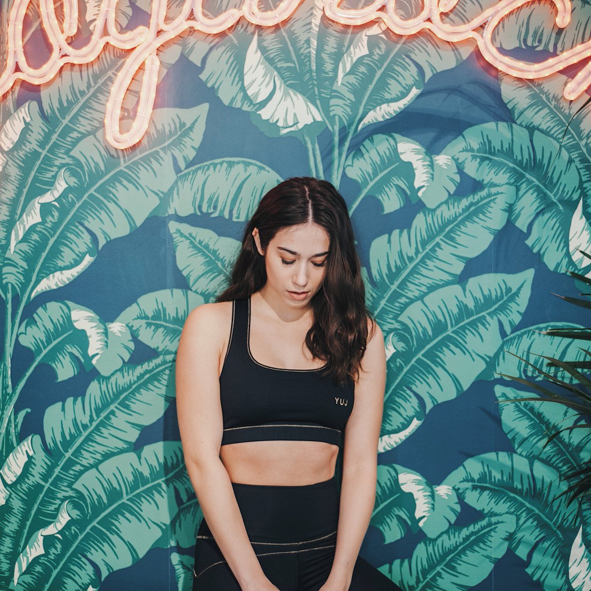 LESS IS MORE • L’indispensable, l’ensemble noir à la coupe parfaite, à avoir dans sa garde-robe.

Brassière ANAHATA 👉 ow.ly/bMef50kf6cn
Legging MULHADARA 👉 ow.ly/1dOV50kf6cm

#yuj #yoga #yogastudio #yogawear #activewear #paris #yogaflow #outfit #yogaclass #hotyoga