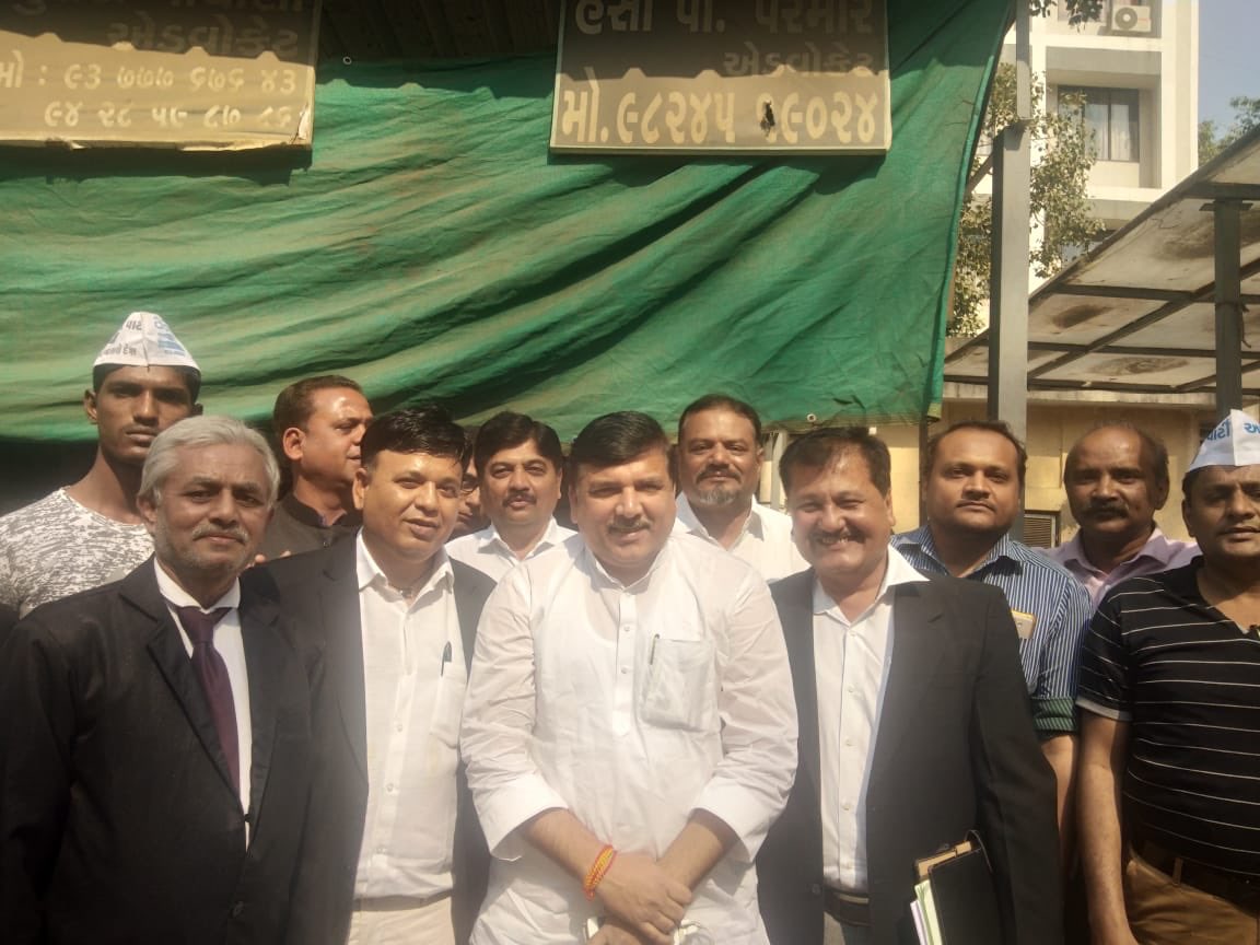 SanjayAzadSln's tweet photo. गुजरात अहमदाबाद में अम्बानी द्वारा किये गये 5000 करोड़ के मानहानि मुक़दमे में आज कोर्ट में मैंने अपना जवाब दाख़िल किया, कोर्ट फ़ीस बचाने के लिये अनिल अम्बानी ने अहमदाबाद में मुक़दमा किया। https://t.co/tWG2z2xM0x
