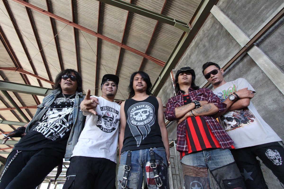 radioone881's tweet photo. @flashband megeluarkan single terbaru berjudul "Merdeka Dalam Penjara". Karya terbaru ini menceritakan perjalanan hidup, tentang mimpi, kaya harapan dan kenyataan. Kenyataan yang jauh berbeda dari harapan. Tapi perjuangan tetaplah berjalan. Kuy dengerin di 88.1 FM ya @kanakainc_ https://t.co/FgaZn1DzZV