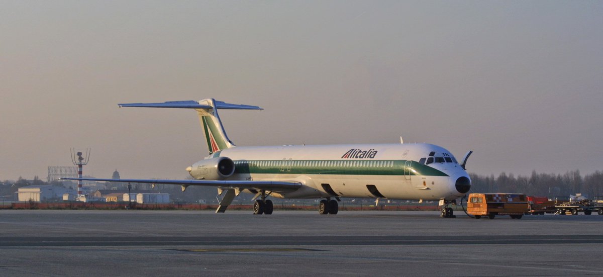 ja819061's tweet photo. 朝のミラノ、リナーテ空港で、出発までのひと時を過ごすアリタリア航空のMD、旧塗装機。機体後方のタラップが出ているところがMDらしく好きです。この機体は後方に、ギャレーがあり国際線としてミールを提供していました。イタリアらしくコーヒーは美味しかったですね。#ALTALIA #AZ #MD #MILANO https://t.co/p3dUoL8JHy