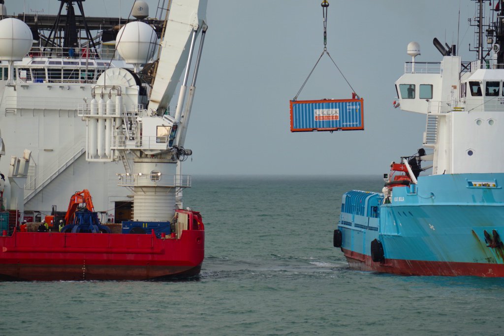 FMwurker's tweet photo. Kontener dêr’t losse troep fan ûnder wetter yn sammele is, giet fan de Geosund nei de Blue Bella. Dy brengt it dernei de kust. (Container met daarin losse troep die van de zeebodem is gehaald, wordt overgezet van de Geosund naar de Blue Bella) #containerramp #bergingcontainers https://t.co/GhBDHJnu6Y