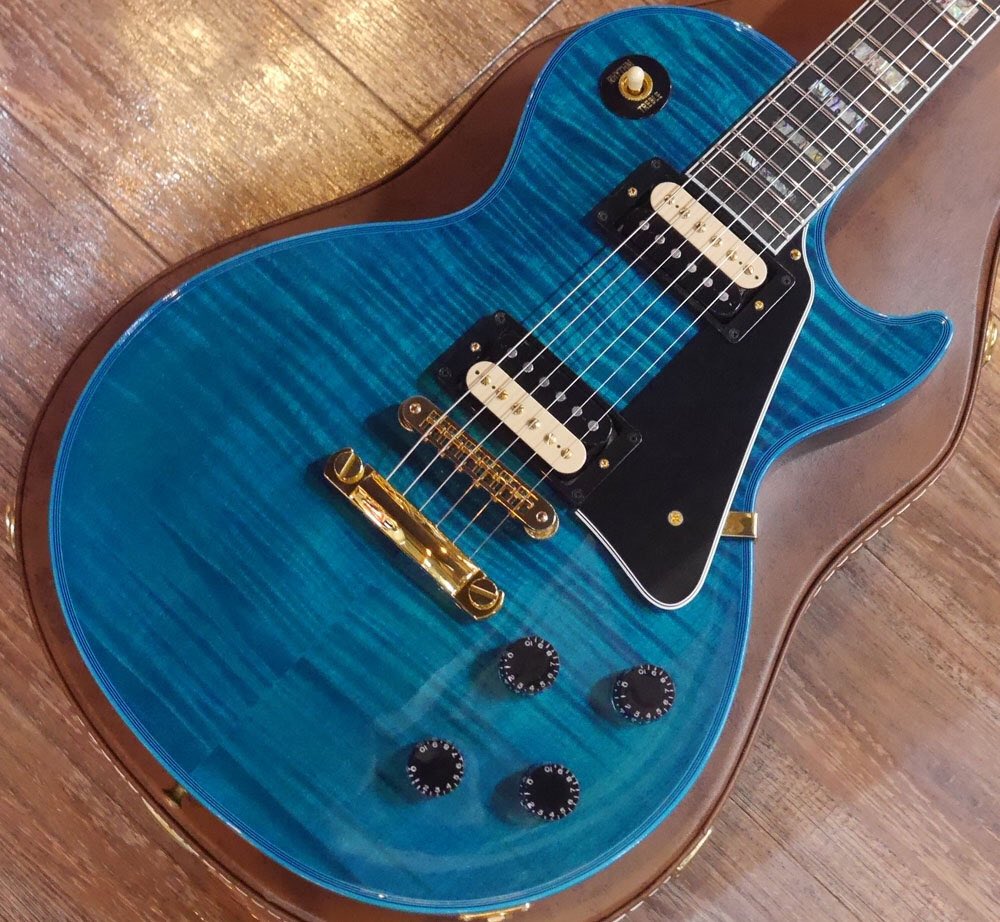 イシバシ楽器新宿店 Gibson カスタムショップ レスポールカスタムが中古で入荷 こちらはバインディングまで青に染まったpeacock Widow 美しいフィギュアドトップと鮮やかなブルーカラーが目を惹く逸品です T Co H9iauvsaml T Co