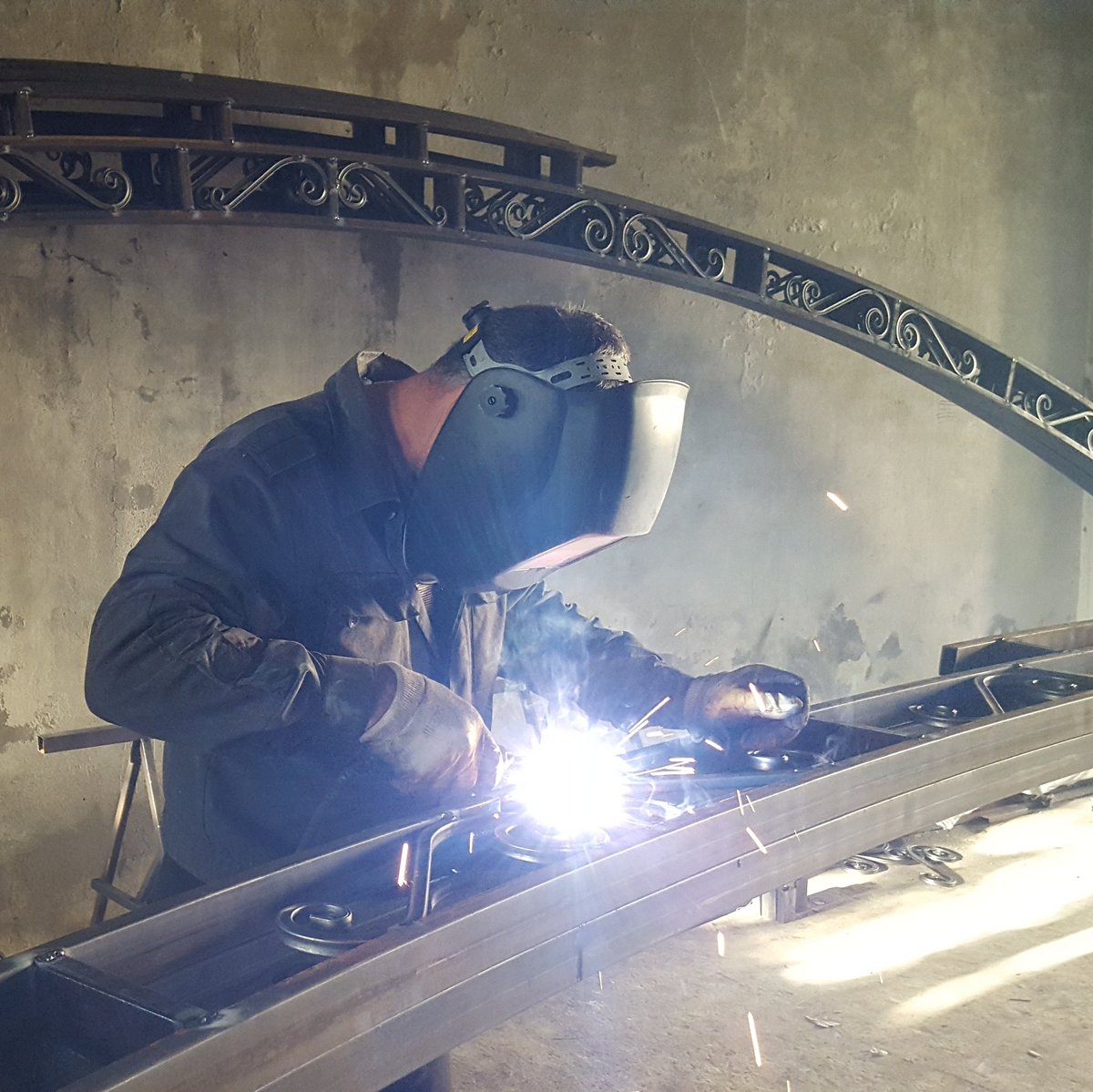 сварка металлоконструкций. сварщик на полуавтомат. Wert wm 300. сварка металла. сварщик ручной дуговой сварки.