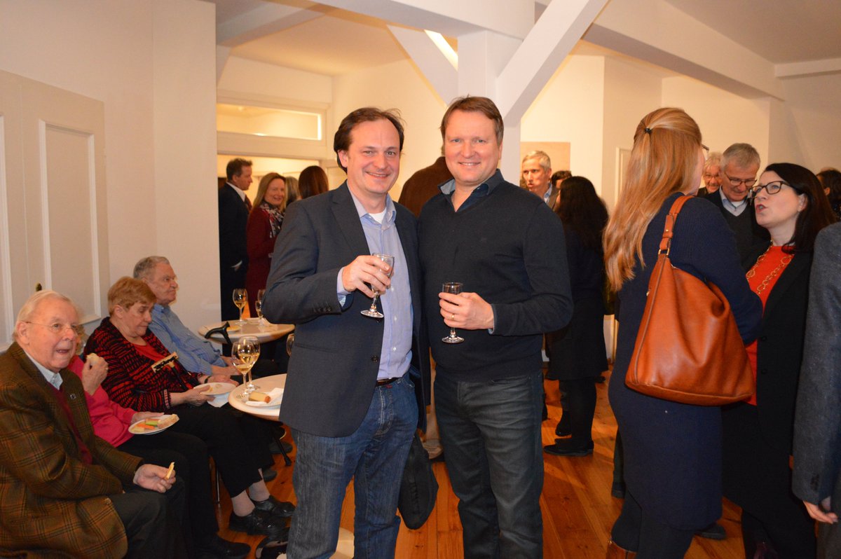 bwg_ev's tweet photo. Unser Neujahresempfang fand am 18. Januar 2019 gemeinsam mit dem AIV in unseren Räumlichkeiten in der Bleibtreustraße statt. Bei Glühwein, Snacks und Feuerschale genossen wir die Vernissage und Buchvorstellung von Markus Tubbesing. https://t.co/5beIRV7wNr