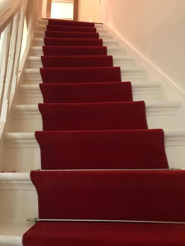Lippewonen_nl's tweet photo. Vakwerk! Een prachtige rode traploper met roedes is deze week op ambachtelijke wijze gelegd. Wilt u ook zo'n mooie blikvanger? Lippe Wonen heeft het! https://t.co/riLTZh8KgH https://t.co/jizk5vLxSm