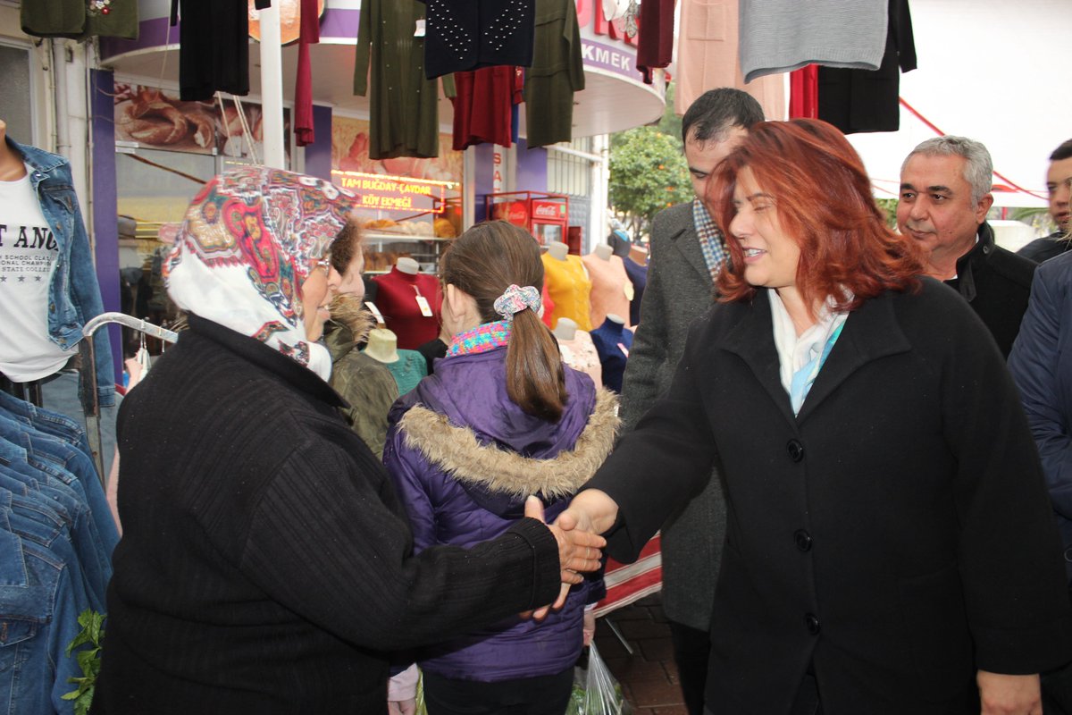 SultanhisarBel's tweet photo. Aydın Büyükşehir Belediye Başkanımız Sn. Özlem ÇERÇİOĞLU ile Atça pazarımızda esnaflarımıza hayırlı işler dileyerek yağmur çamur demeden halkımızın sorunlarını dinledik... https://t.co/YEwqVlCIkc