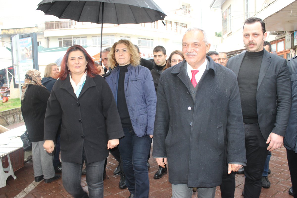 SultanhisarBel's tweet photo. Aydın Büyükşehir Belediye Başkanımız Sn. Özlem ÇERÇİOĞLU ile Atça pazarımızda esnaflarımıza hayırlı işler dileyerek yağmur çamur demeden halkımızın sorunlarını dinledik... https://t.co/YEwqVlCIkc