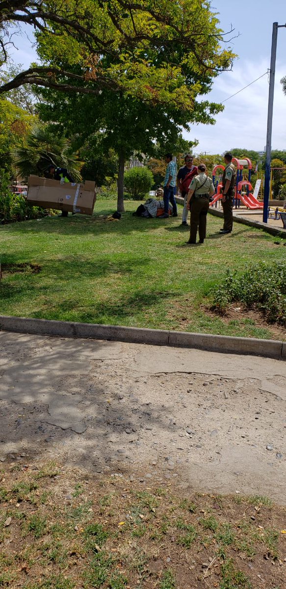 seguridadvina's tweet photo. Operativo de Fiscalización en conjunto entre Seguridad Ciudadana y Carabineros retirando a gente que se instala de manera ilegal en los espacios públicos de Viña del Mar.
#SEGURIDADVIÑA
@cotyreginato 
@vinadelmar
@Seg_PublicaVina 
@sciudadanavina https://t.co/KVUck6VC1C