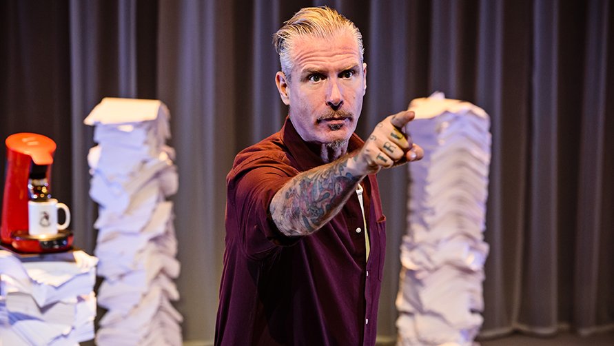 #Kijktip - Vanavond gooit <a href="/jortkelder/">Jort Kelder</a> de taboes over de #Ouderenzorg op tafel. Aan de hand van scenes uit de voorstelling 'Ma' van #HugoBorst over #dementie, gespeeld door <a href="/EricCorton/">Eric Corton</a>, krijgen publiek, experts en beleidsmakers stellingen voorgelegd. (op NPO2 vanaf 20.25u)