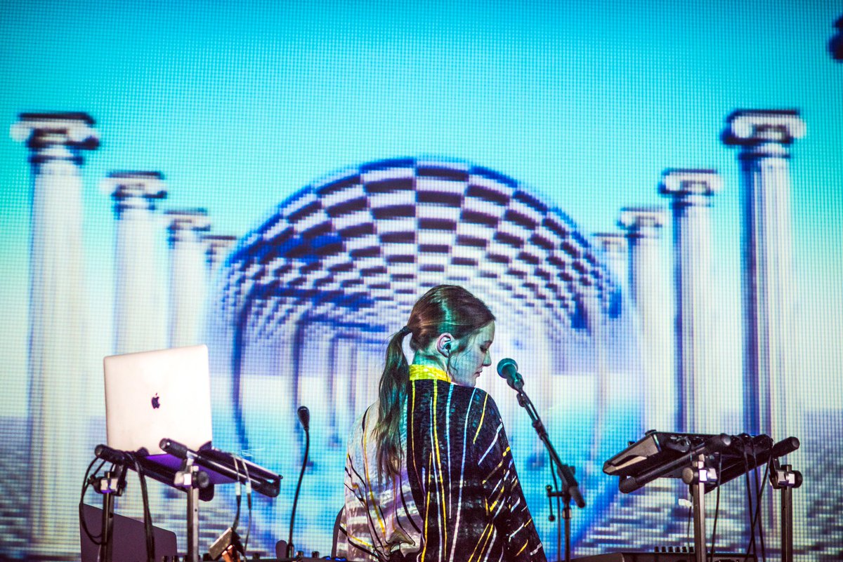 Museless_music's tweet photo. En Xavi Olmos fotografia mentres en Marcel Bagó projecta visuals durant el meu últim concert del passat dissabte al @neu_neuhome a la Mirona 🎇🎆
#festivalneu #lamirona #museless https://t.co/RAKPDWHdAV