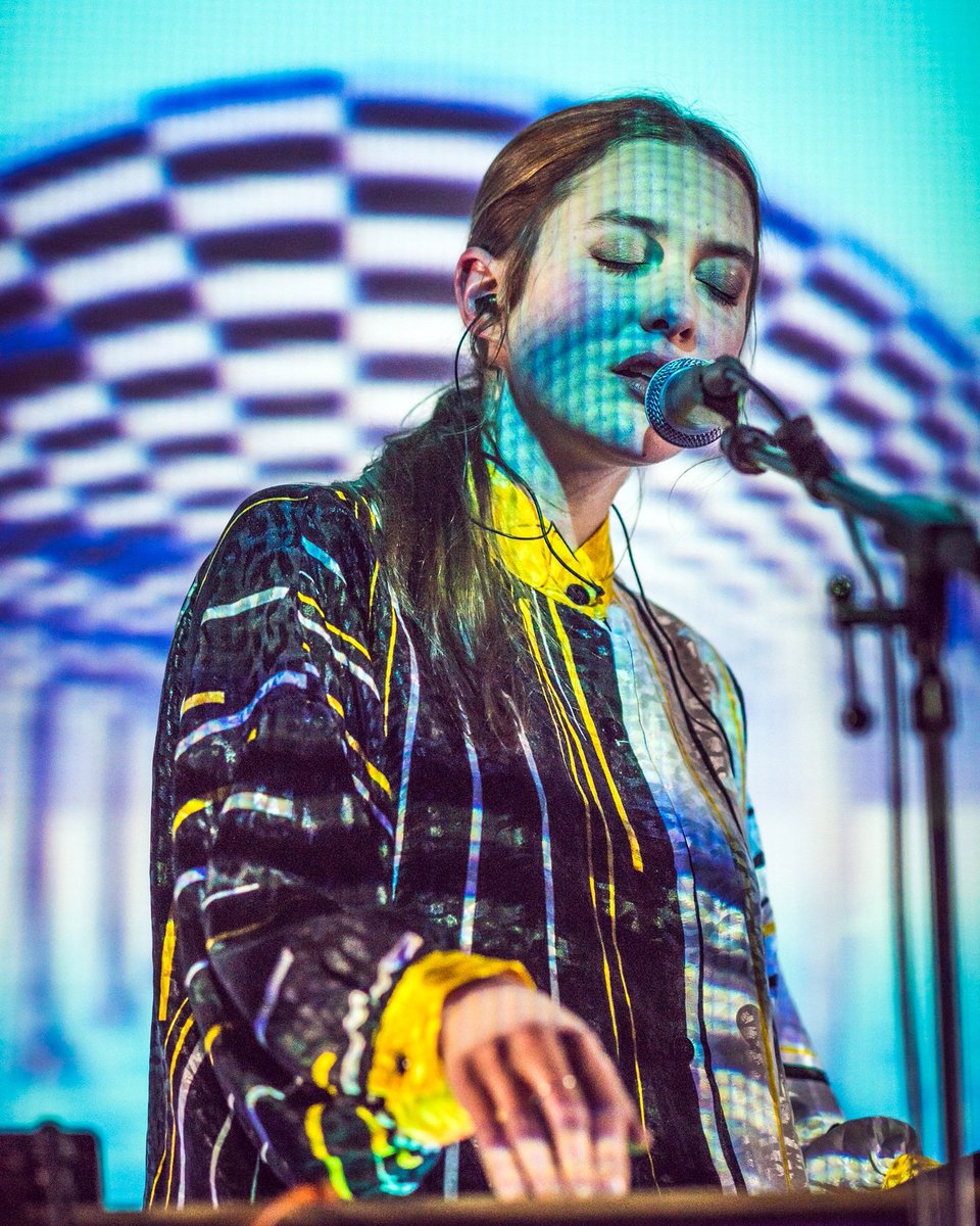 Museless_music's tweet photo. En Xavi Olmos fotografia mentres en Marcel Bagó projecta visuals durant el meu últim concert del passat dissabte al @neu_neuhome a la Mirona 🎇🎆
#festivalneu #lamirona #museless https://t.co/RAKPDWHdAV