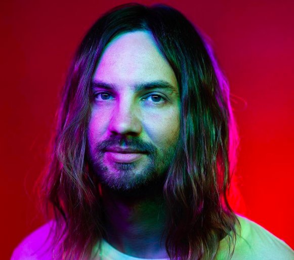 Hier c\était l\anniversaire de Kevin Parker de so a happy happy birthday sir. 