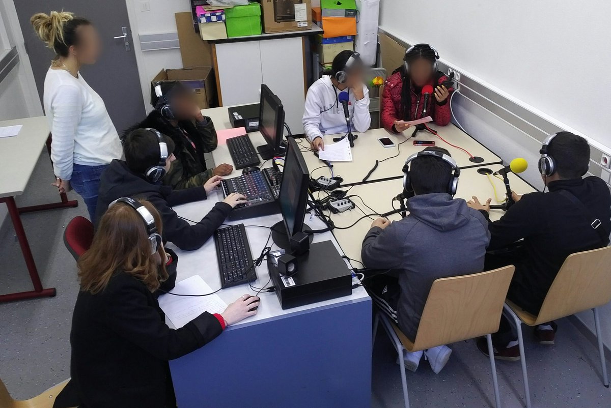 CdiGBraque's tweet photo. "On air" 1ère session d'enregistrement pour les #2GA2 du #LPOGeorgesBraque @0950666h. Une émission qui traite de l'actualité par le biais de jeux de rôles. Publication très prochainement sur le site de lycée. #Webradio @CdiGBraque #MmePerrier @JMartin49350 https://t.co/9TgwWOY0iw