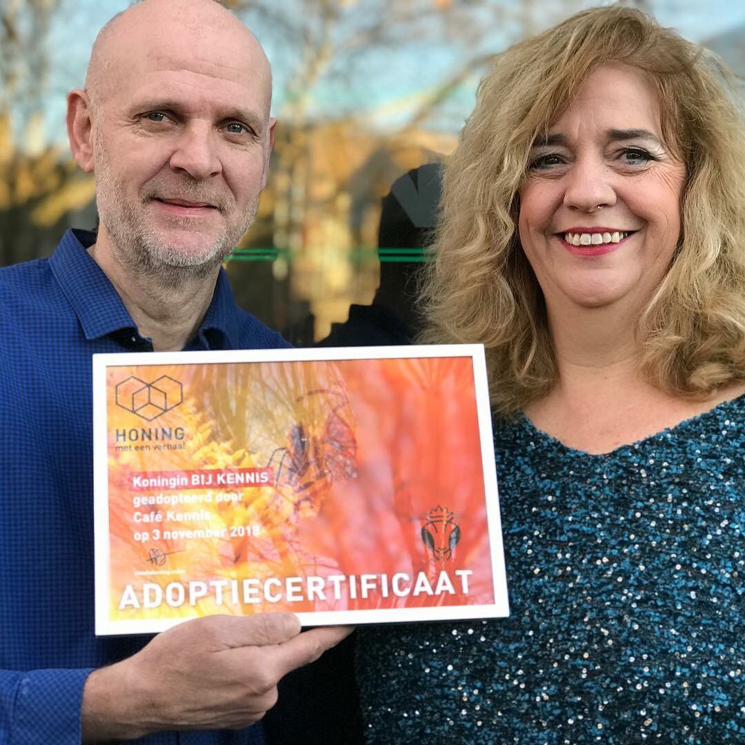 Robvandergaag's tweet photo. John en Anette van #cafekennis adopteerden een #koningin ‘Bij Kennis’. Goed omgaan met de #wereld voor onze #kinderen. Dan ben je pas ècht Bij Kennis!
Gefeliciteerd! #beeserious #schiedam https://t.co/8ev2JaWR14