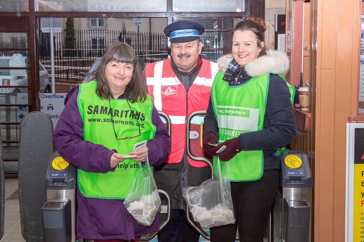 Stratford-upon-Avon Samaritans at Leamington Spa Station for #BrewMonday! Thank you <a href="/WestMidsRailway/">WestMidlandsRailway</a> <a href="/Samaritans/">Samaritans</a> <a href="/BenComptonPhoto/">Ben Compton Photo</a>