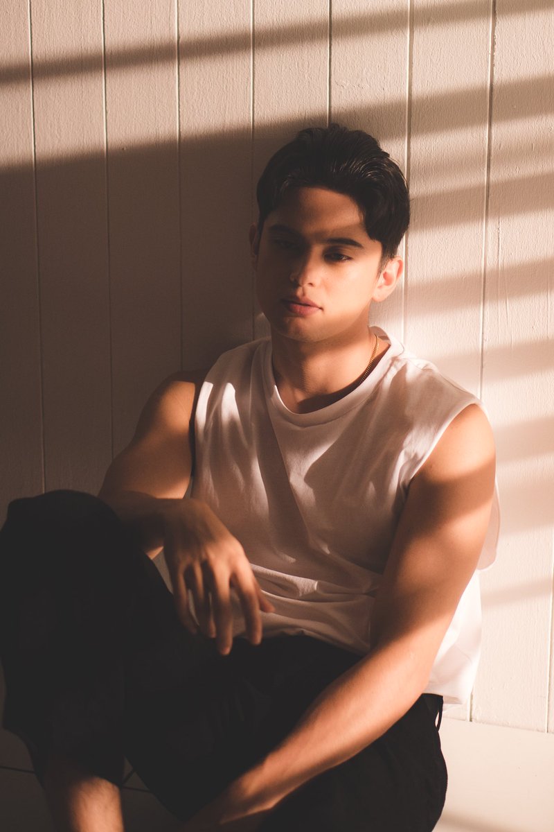 CindyCindygawid's tweet photo. "@andreisuleik: #AndreiShotThe James Reid (@tellemjaye) for Summer MV #CMMSummer ๐ธ https://t.co/9ahEX7WsPa"