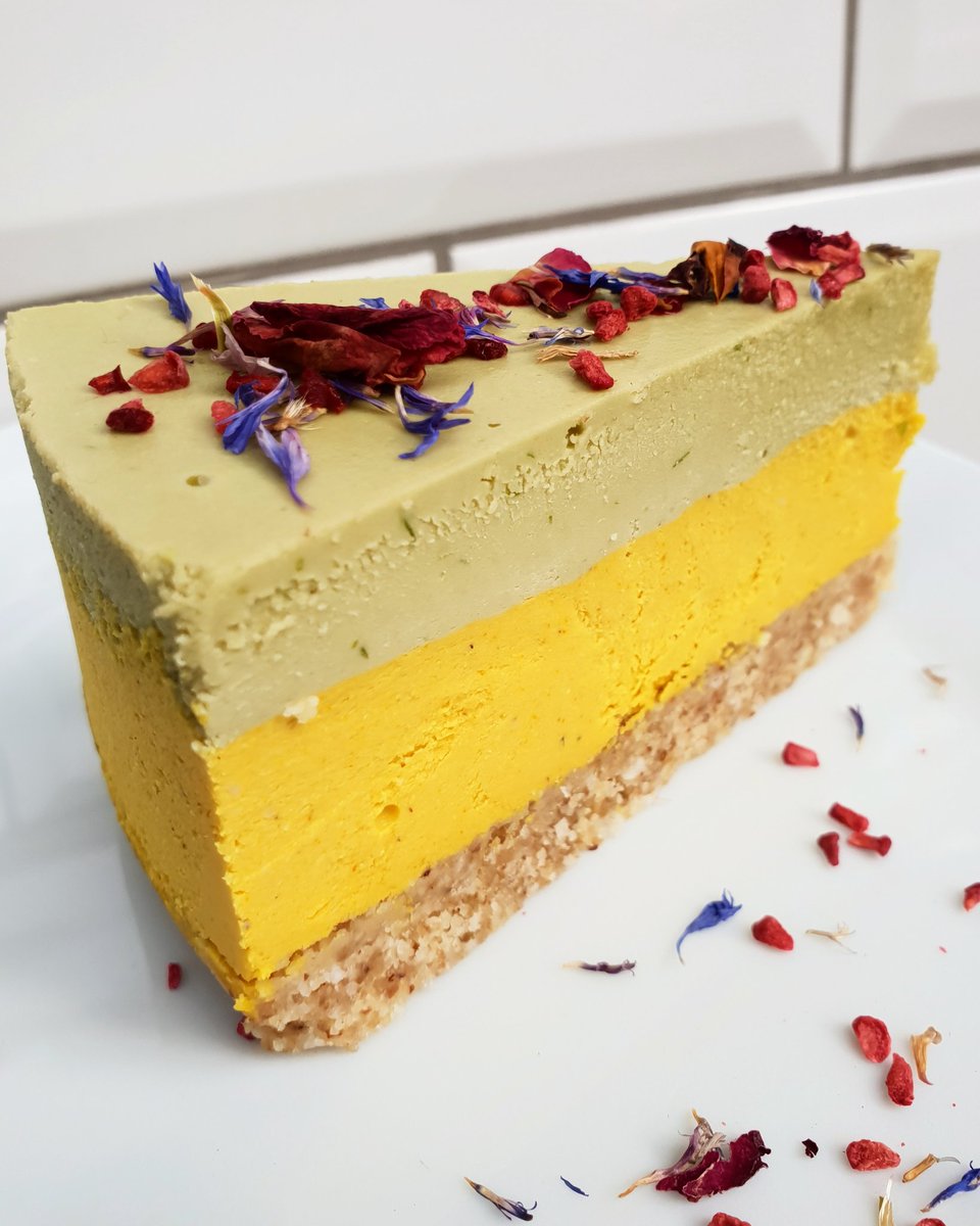 Monday never has to be dull! Make it what you want with our Signature Raw Vegan Cake 🍰

Perfect for a sweet treat that's still packed with nutrition! Something we strive for in all of our dishes, feeding the body as well as the soul! 😊

#OkéPoké