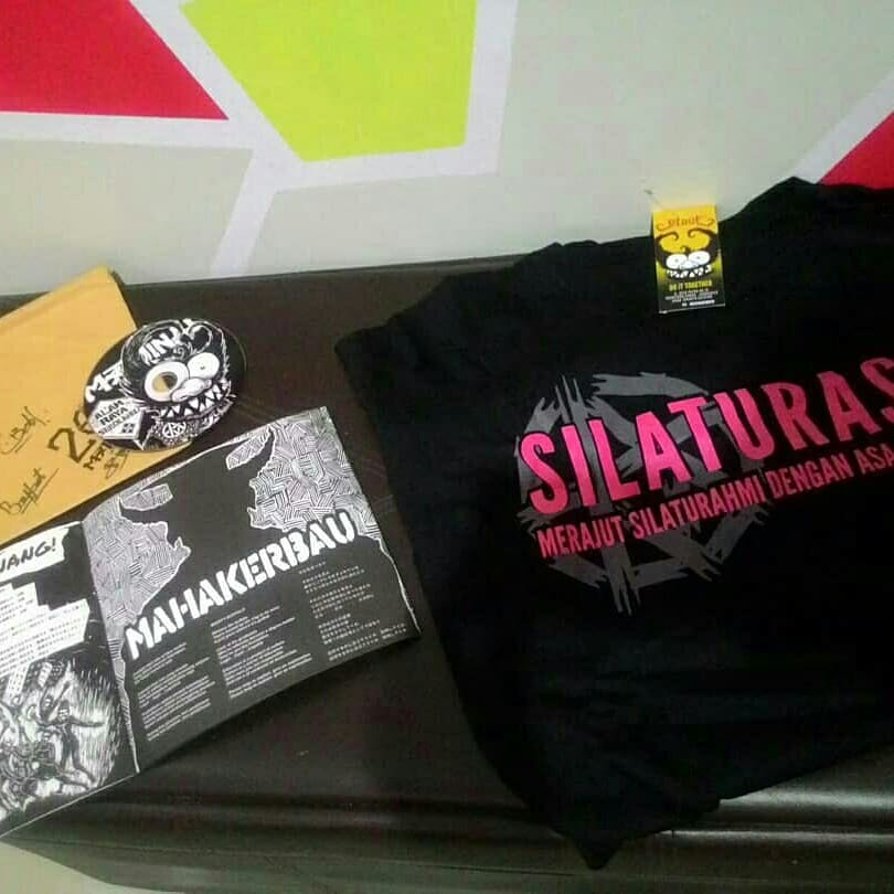 tarbi_marjinal's tweet photo. Reposted from @benny.hutahaean - Baru sempat buka kiriman dr @blaut_artstore 😁 Yg isinya :
Album #AFRA Anti Fascist and Racist Action @taringbabi 11 Lagu dr Album2 Marjinal sebelumnya * Kaos Silaturasa 22 Tahun #BLAUT #BalaBlaut #Silaturasa #BeLAjarUntukToleran https://t.co/30JGXjn7aT