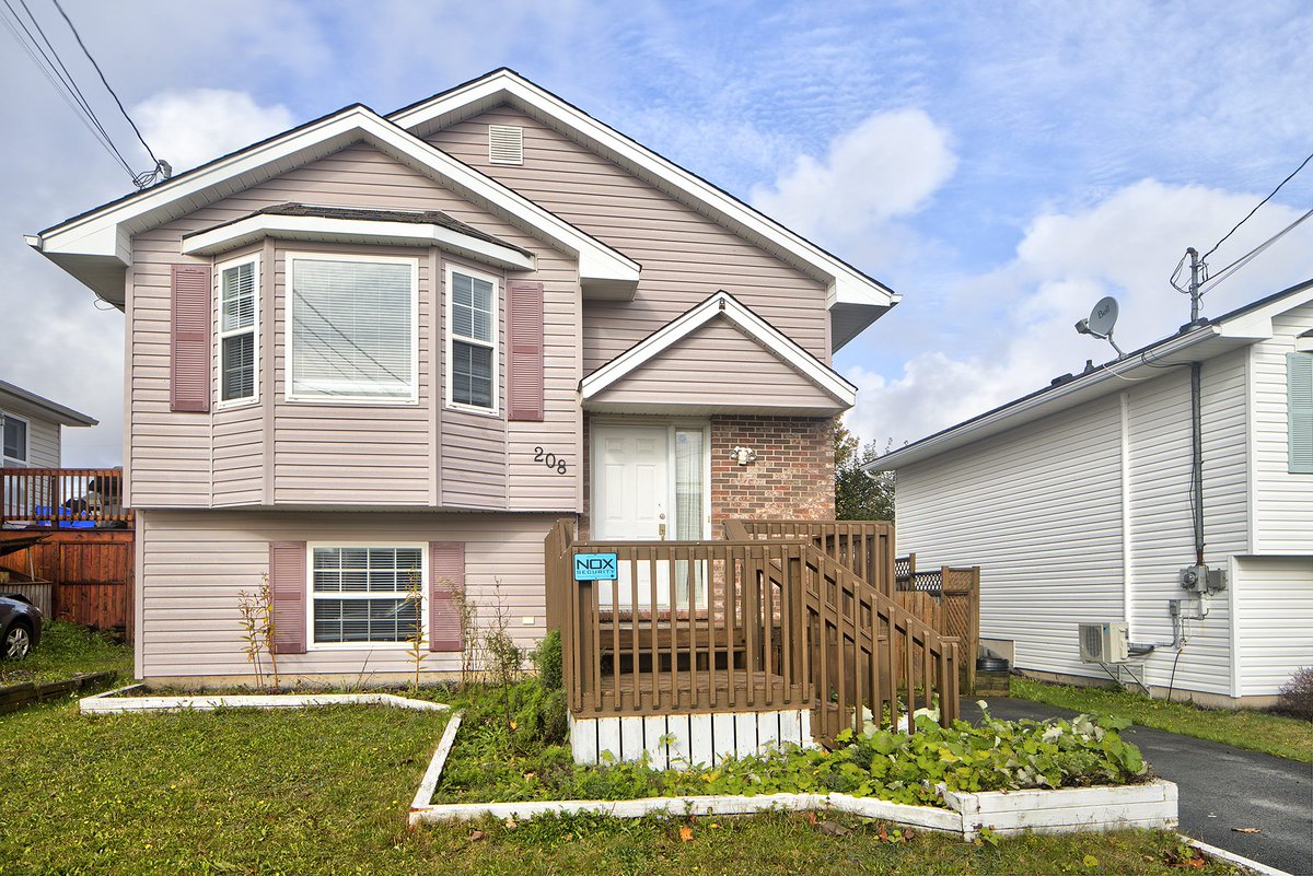 NasKlayme's tweet photo. Happy Monday and welcome home to 208 Melrose! This sweet split entry is ready for its new owners! Whether you are a first time home buyer or downsizing, this is a lovely place to call home! Don't wait- Call today for your private showing https://t.co/1PatBL9WvN https://t.co/s7YWNlRmYZ