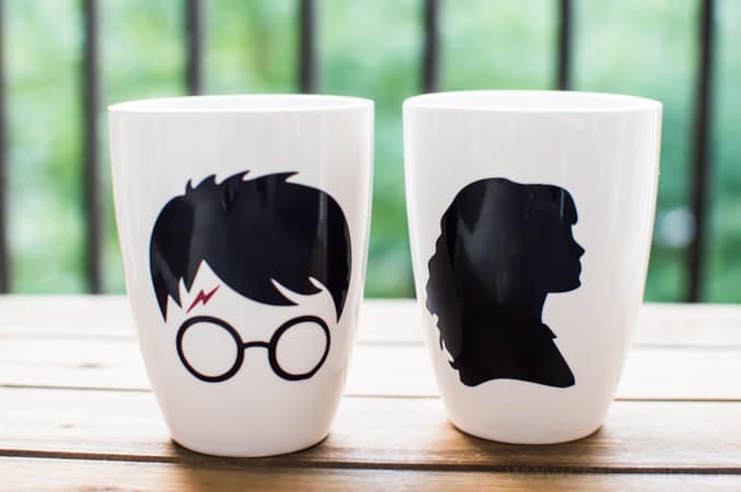 simplymadefun's tweet photo. Want a really REALLY simple craft to make for your Harry Potter loving family and friends?

These mugs y'all. THESE MUGS ARE SO PERFECT. And if you're new to the Silhouette or Cricut world, they're the perfect beginner craft too.

https://t.co/fXE0qzj0VB https://t.co/m6oH4yHNVR