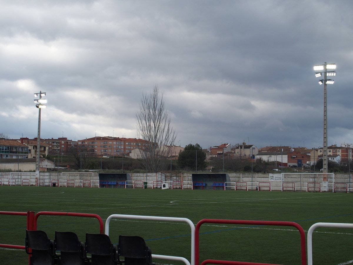 AytoLogrono's tweet photo. .@javier_merino ha visitado hoy el Campo Municipal de Fútbol de Varea, donde se han llevado a cabo mejoras en el alumbrado exterior sustituyendo su iluminación a tecnología LED; trabajos encaminados a la mejora y optimización del uso de la instalación: https://t.co/UC0iEXdiqM https://t.co/PonNc5lUnC