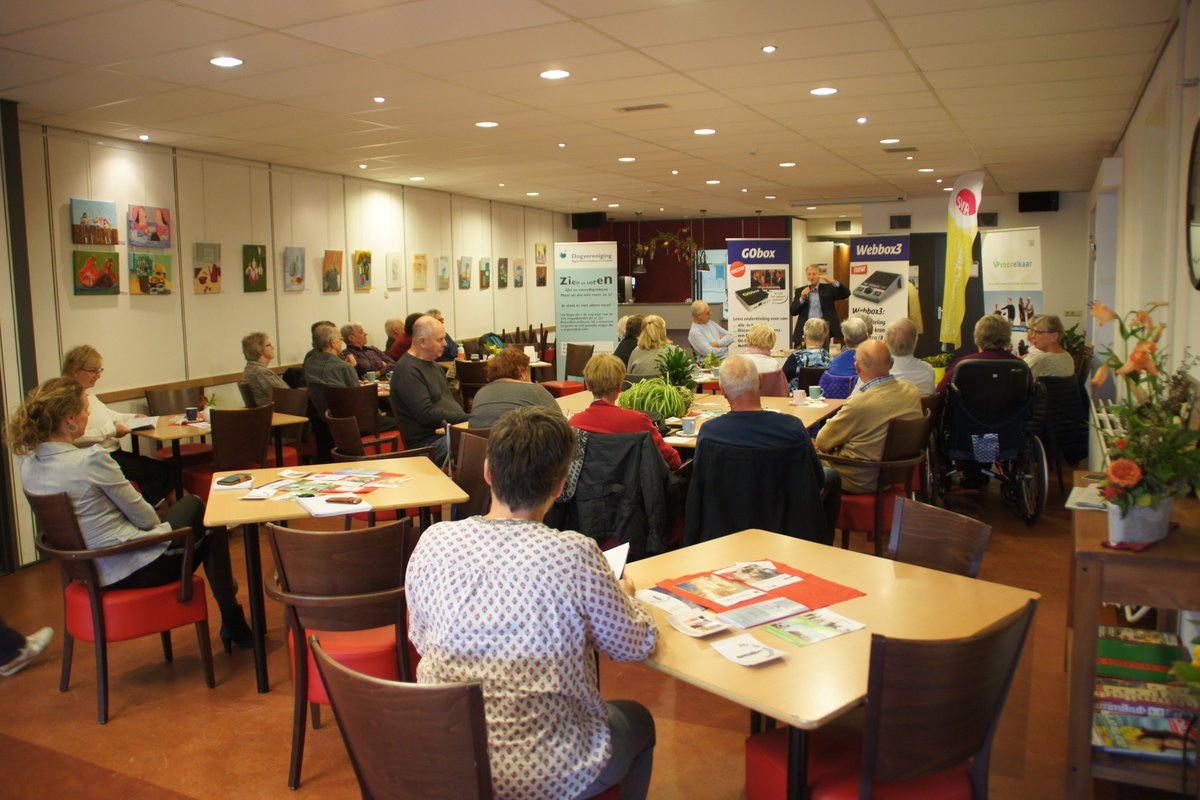 "Niet alleen kunnen lotgenoten elkaar ontmoeten, maar ze kunnen in het Oogcafé ook praktische informatie krijgen die kan helpen hun beperking te verlichten’’ zegt Annemiek Messer.
Lees meer over de start van #Oogcafé #Rijen: bit.ly/oogcafe10
