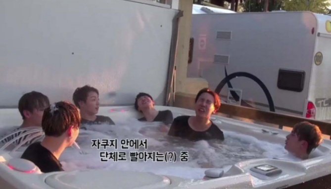 tokkipul_97's tweet photo. 정구기 섬유유연제하니까 생각낫는데 본보에서 ㅋㅋㅋㅋㅋ 정구기가 빨래에 섬유유연제 너무많이넣어서 정국이 덕분에(?) 형아들이랑 다같이 단체로 빨아지던거
ㅋㅋㅋㅋㅋㅋㅋㅋ 진짜 너무 귀여워ㅋㅋㅋㅋㅋㅋㅋ https://t.co/IxhVUpBjpb
