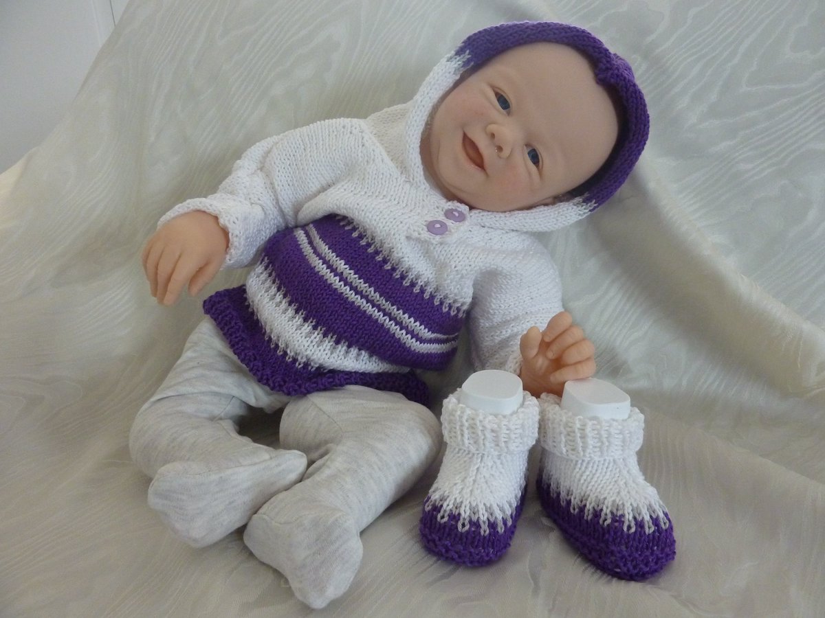 _creativissimo_'s tweet photo. Das Babyset Sophie, bestehend aus einem Hoodie und ein Paar farblich passenden Schühchen, ist nicht nur für kleine Mädels ein Hingucker.

Die Anleitung gibt es hier:  https://t.co/QviutCzzvM https://t.co/qgqsFPV1mT